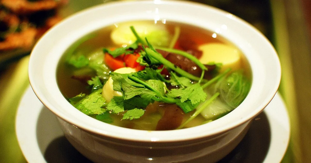 Tom chuet tahu (Thai: ต้มจืด): A light broth (here a vegetable broth but pork and/or chicken is also common) with soft tofu and vegetables. It is often also called kaeng chuet (Thai: แกงจืด, keang normally means curry although this dish doe