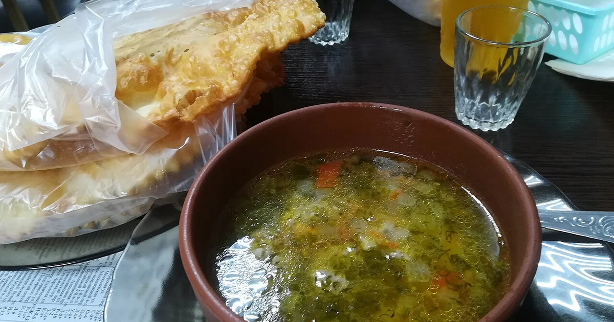 Місцева їжа в Харкові - чебурек та овочевий суп.