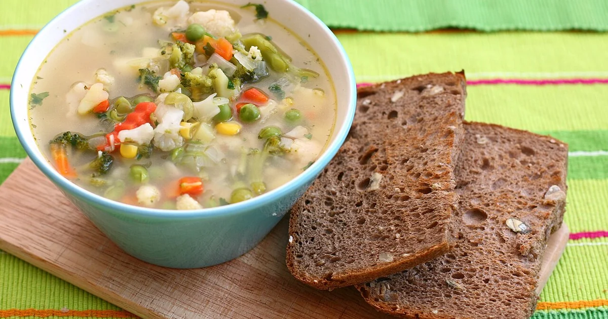 Schnelle Gemüsesuppe mit Brot