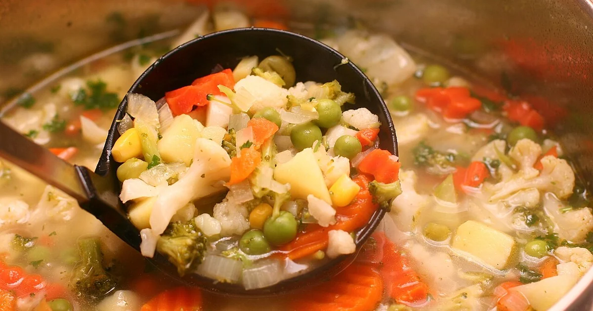 Schnelle Gemüsesuppe mit Brot